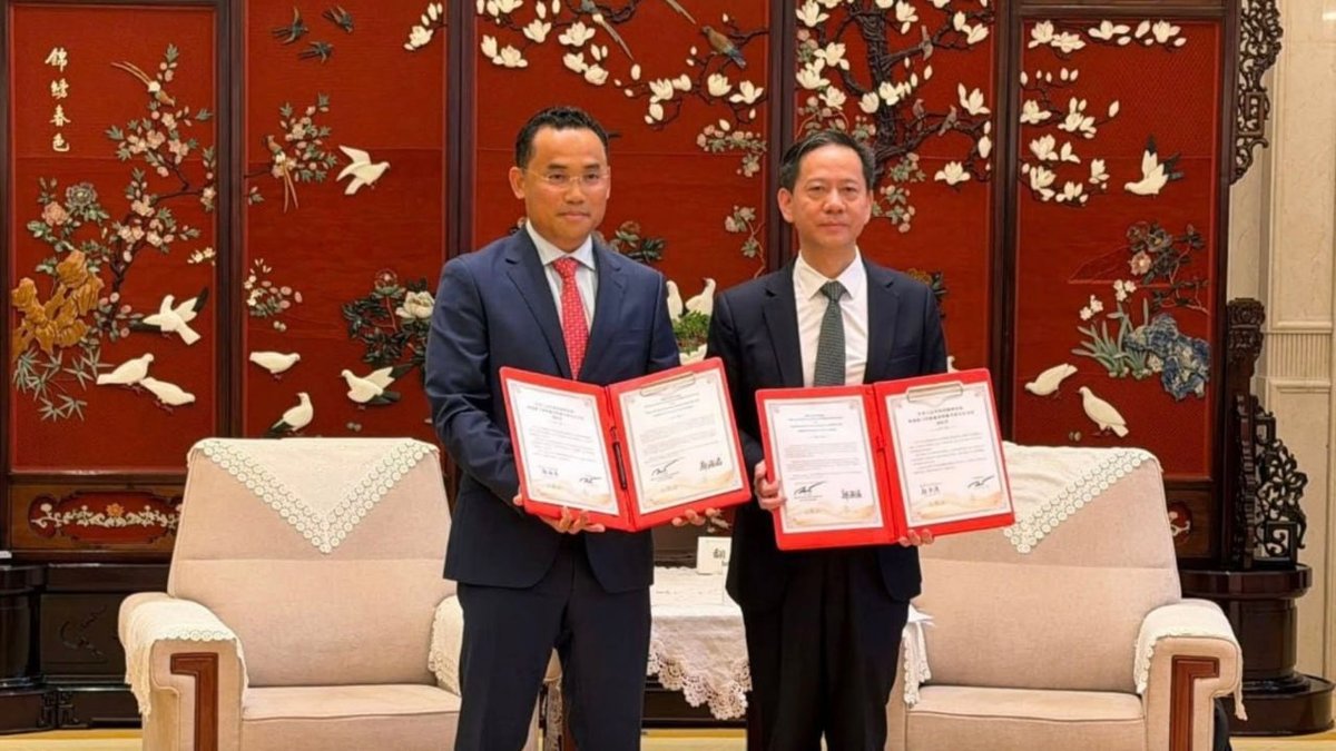 中国扬州市与柬埔寨磅通省正式签署友好城市意向书