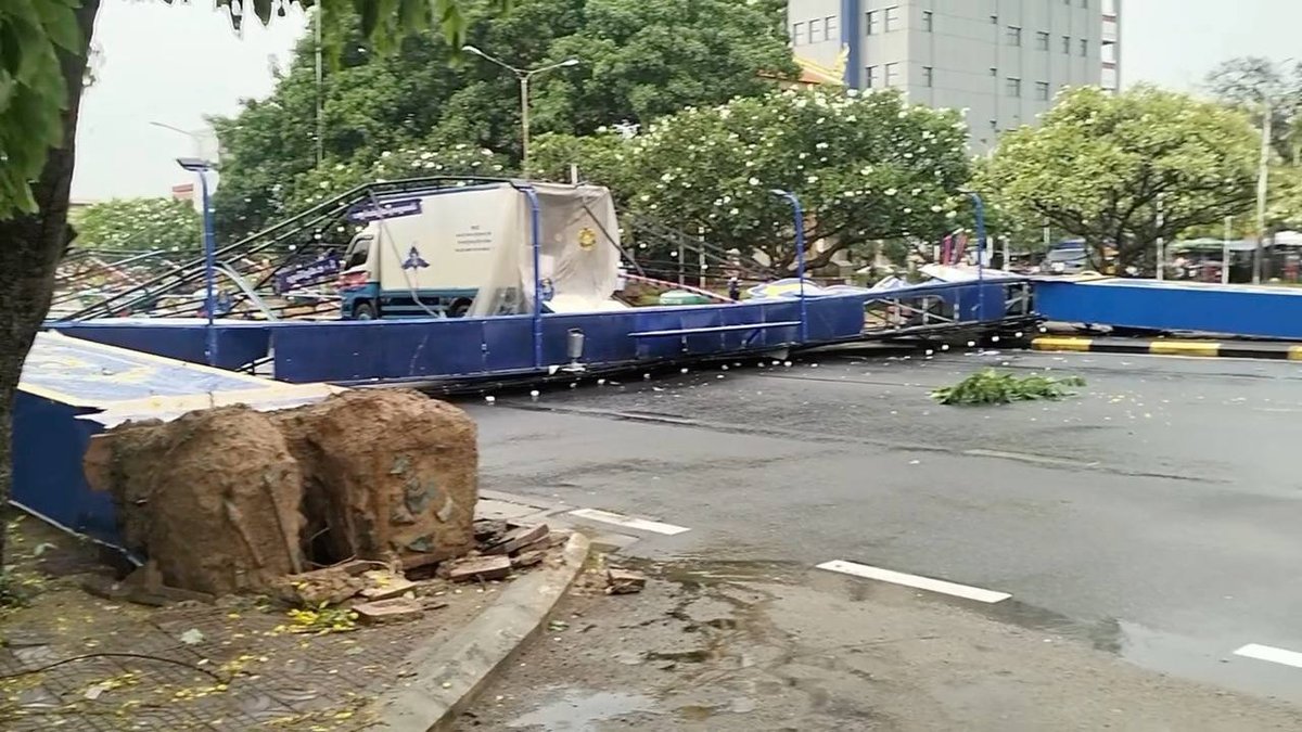 磅清扬市遭遇强风暴雨袭击 多处树木倒塌及门楼损毁