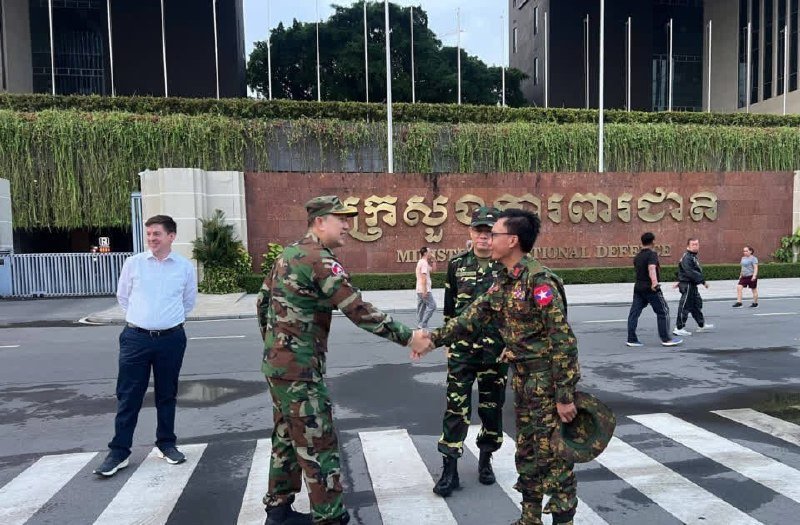 柬埔寨国防部组织多国武官视察柬泰边境 强调和平解决分歧