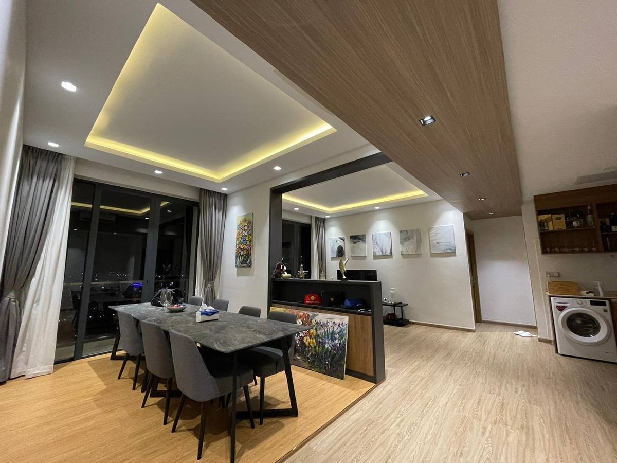 Skyline公寓现有一套188平米两房两卫单位招租,位于乌亚西市场附近