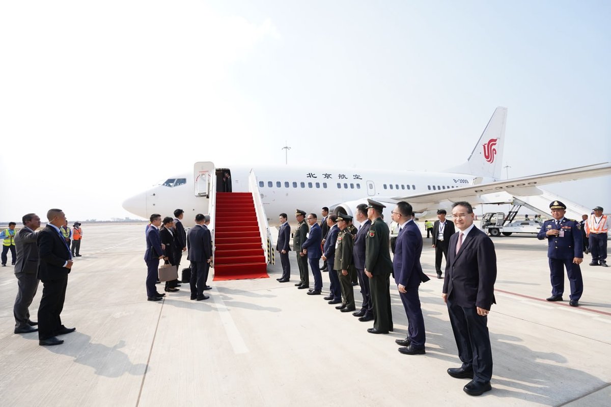 中国外交部长与国防部长抵达柬埔寨进行访问