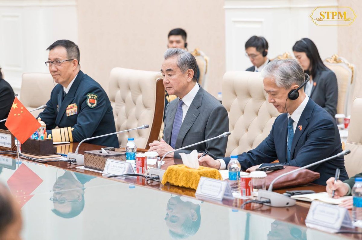 洪玛奈首相在和平大厦会见中国外交部长王毅与国防部长董军