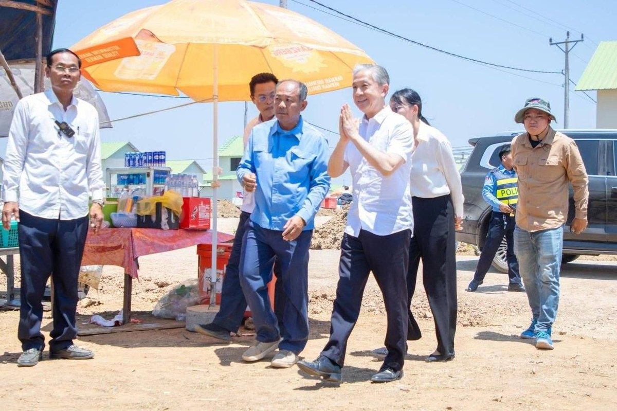 中国驻柬大使汪文斌赴边境慰问难民,支持和平解决争端