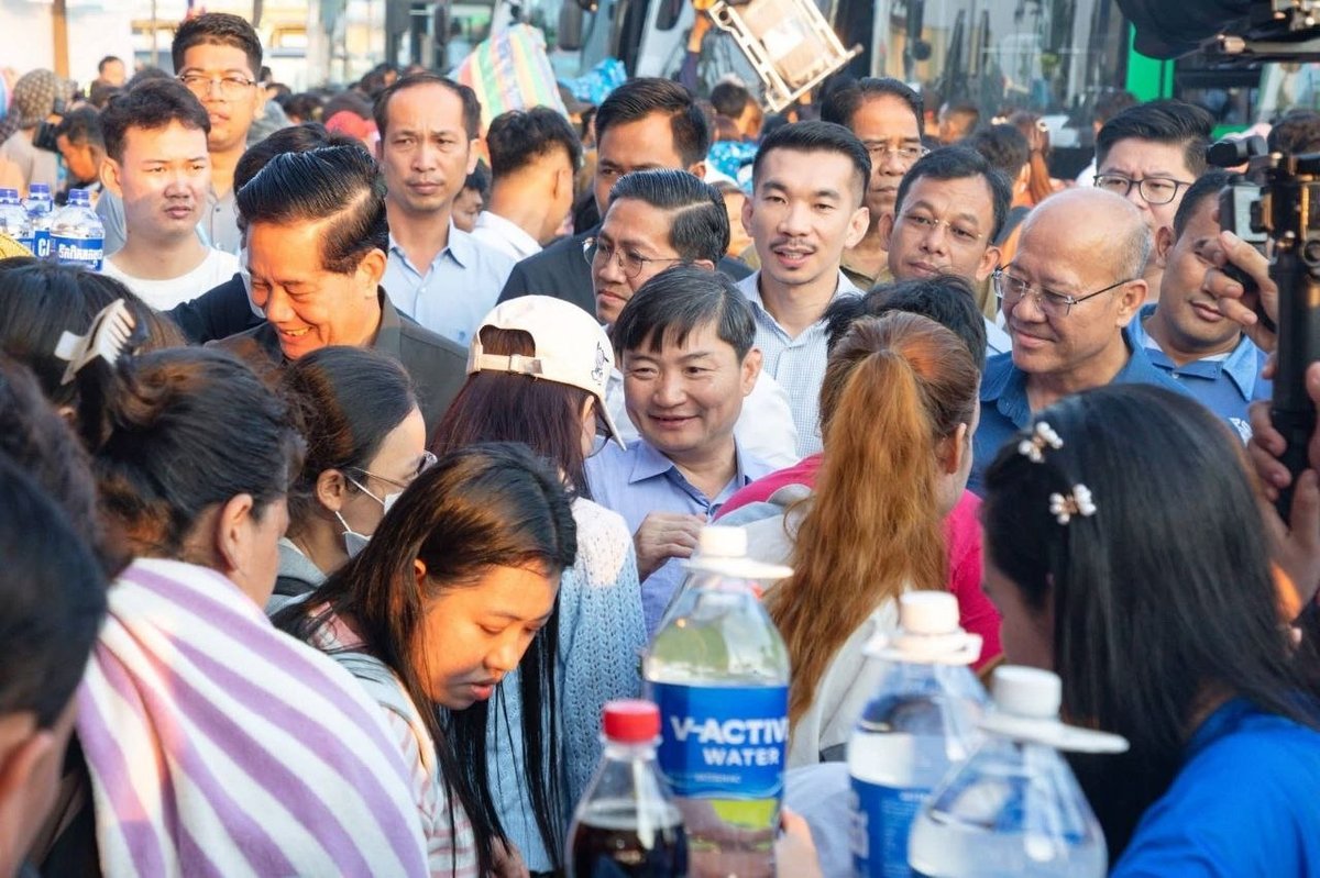 柬埔寨官员欢送民众返乡过节