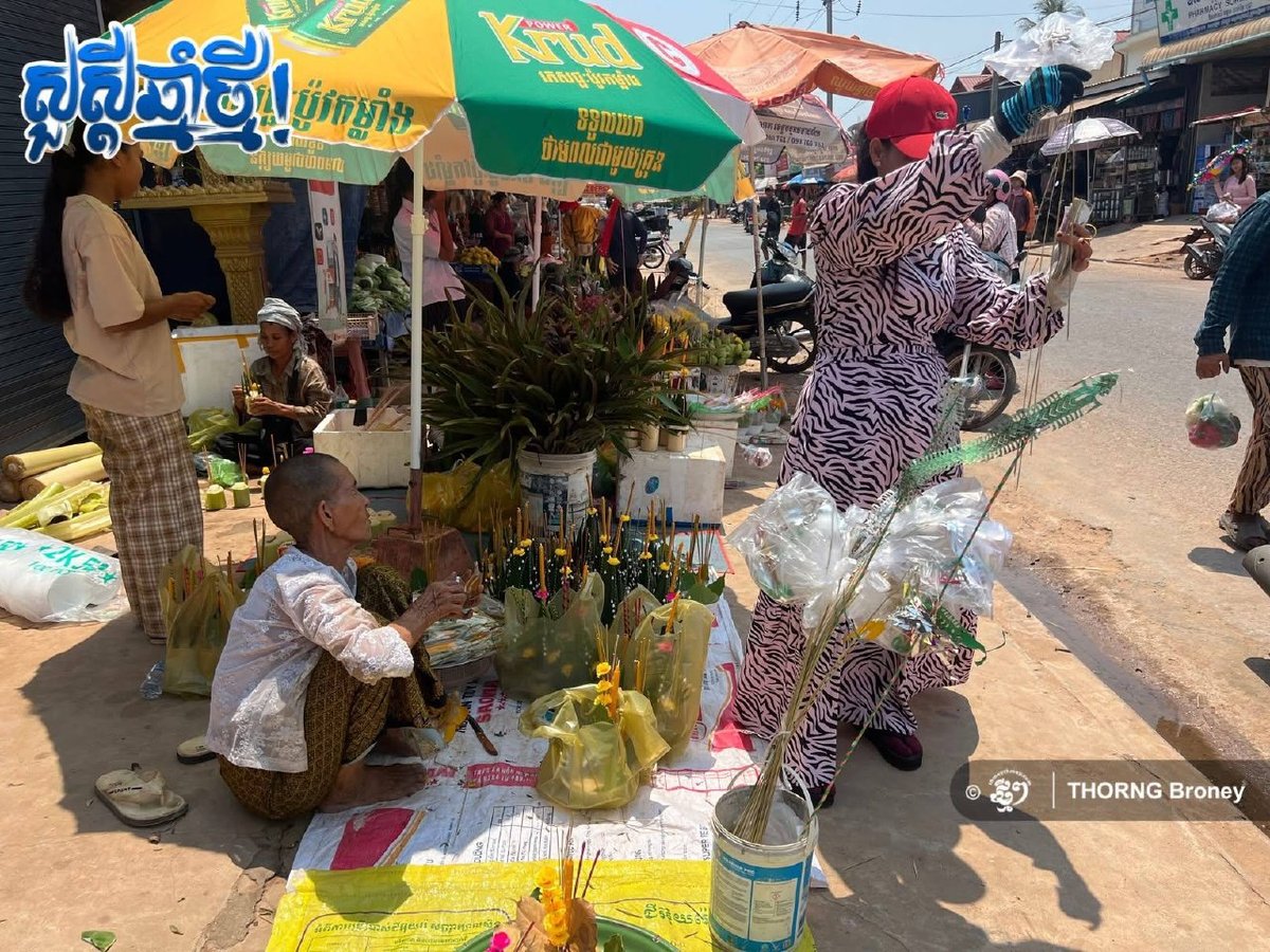 暹粒甘特市场前长者销售新年祭祀用品
