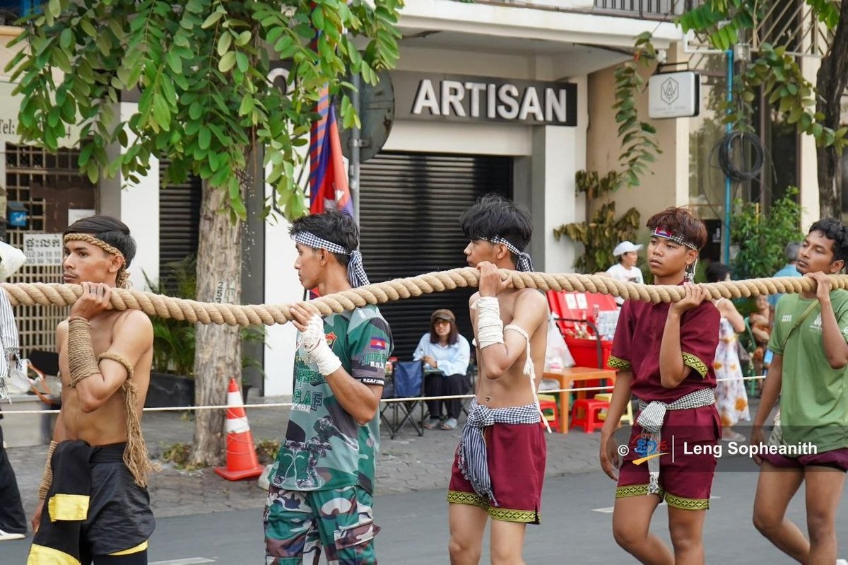 四臂湾步行街举行“诺哥宋干节”友谊拔河比赛