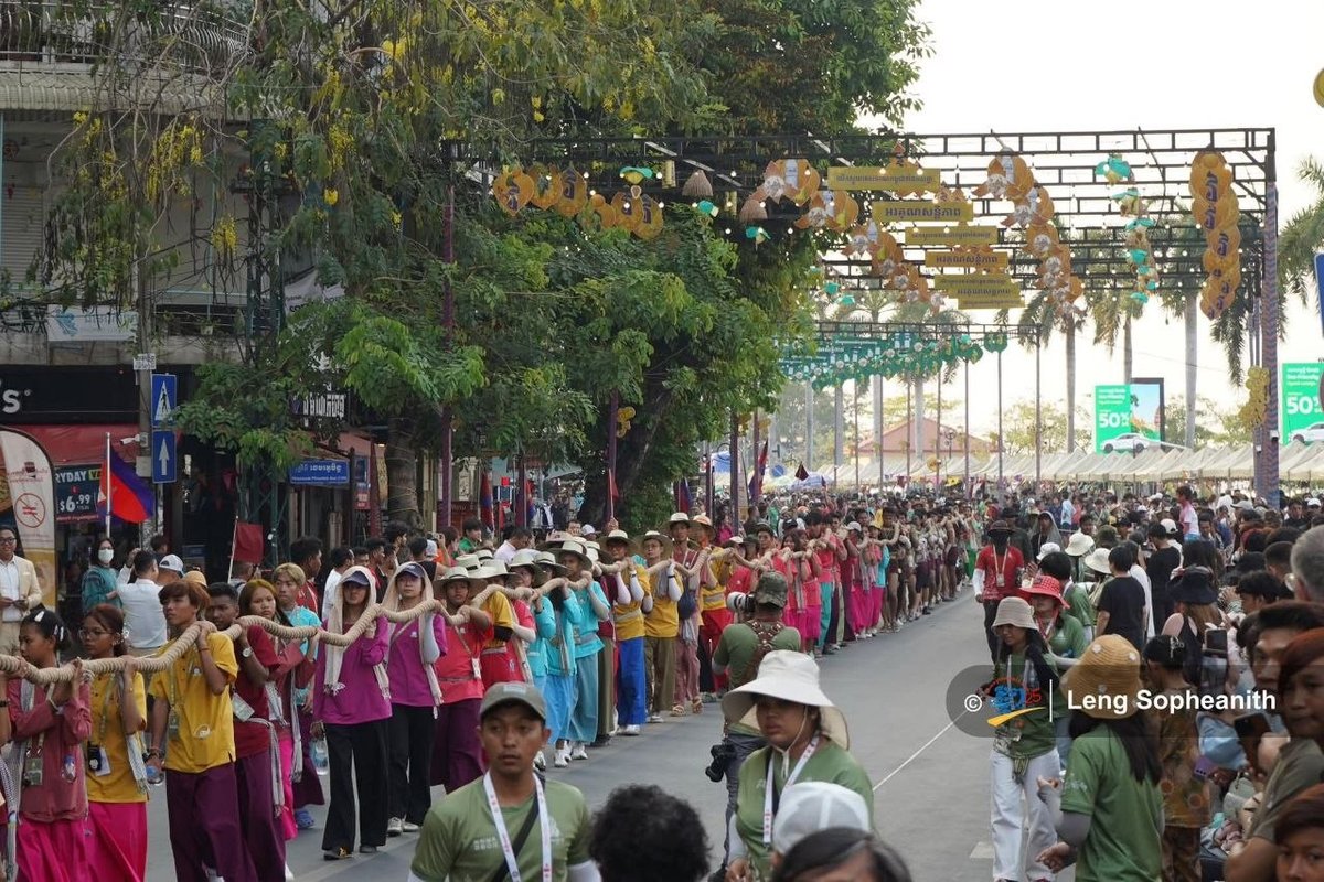 四臂湾步行街举行“诺哥宋干节”友谊拔河比赛