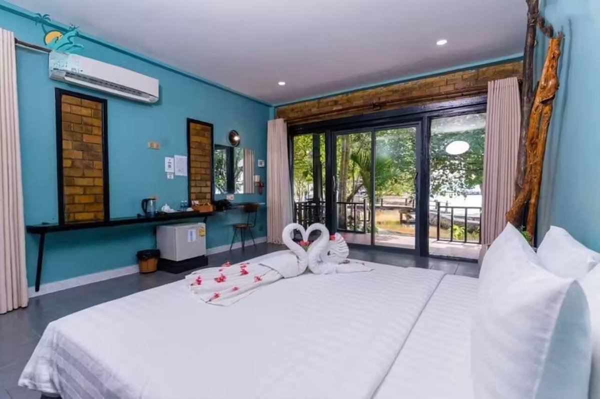 4K Hill Beach Hotel