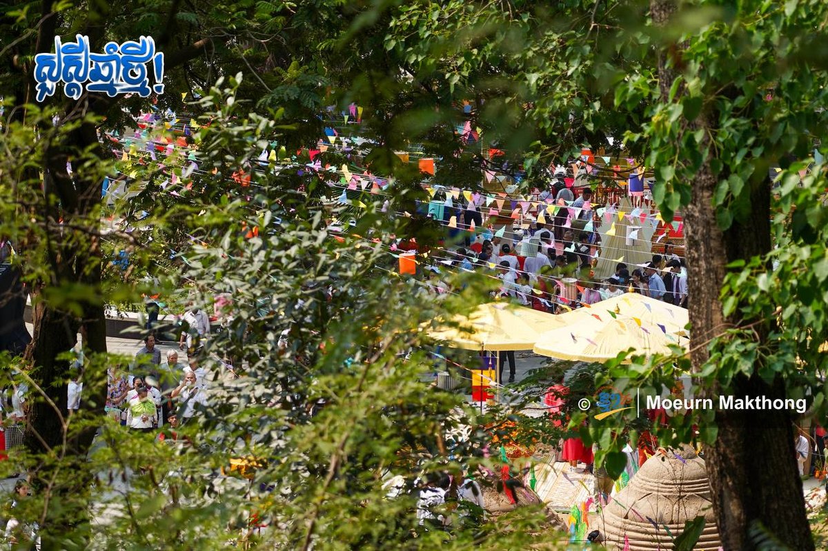 “诺哥宋干节”堆沙塔祈福仪式