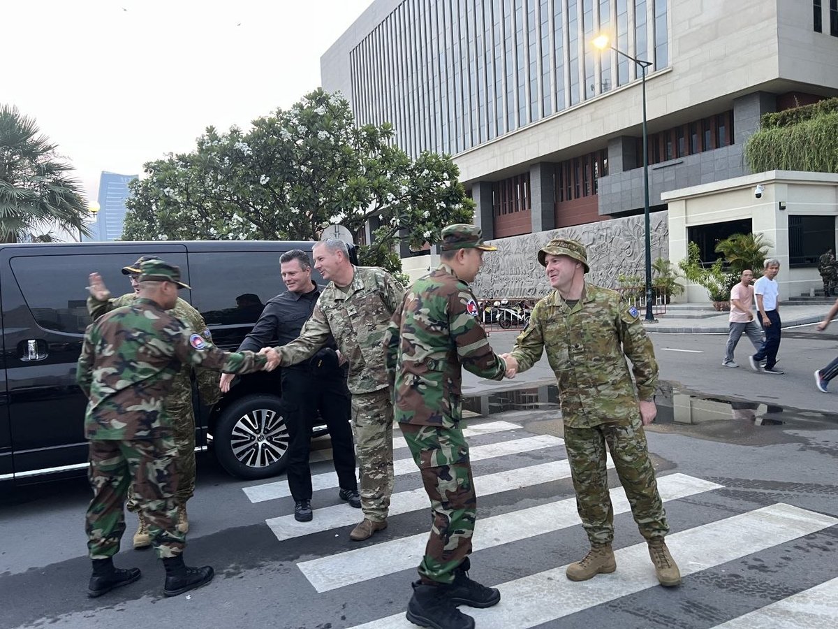 外国武官团访问柬泰边境 国防部重申和平解决争端立场