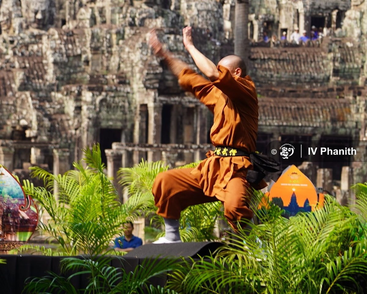 4月30日,45名柬埔寨武术家与16名中国少林寺武术家在暹粒巴戎寺共同举办中柬武