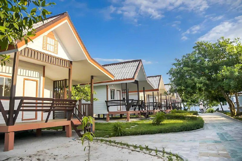 红色帆船酒店 (Scarlet Sails Resort)