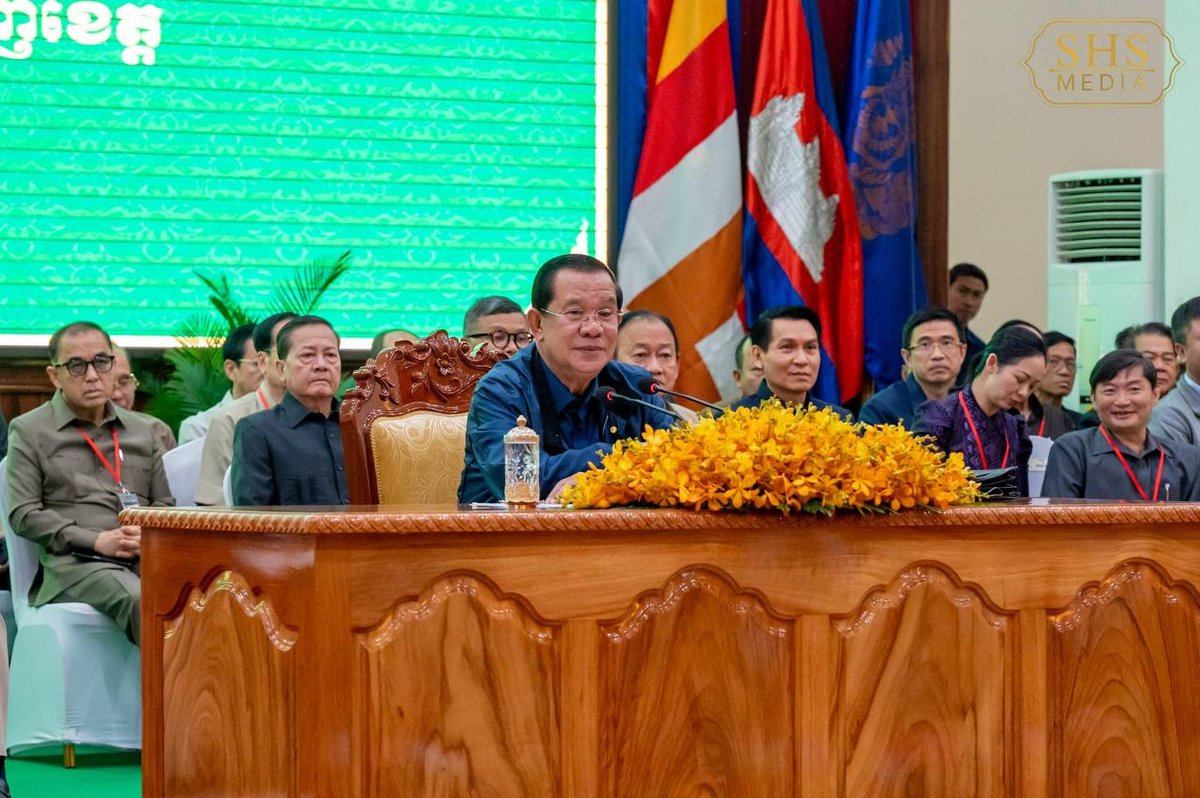 洪森亲王在磅湛省与地方官员举行座谈会