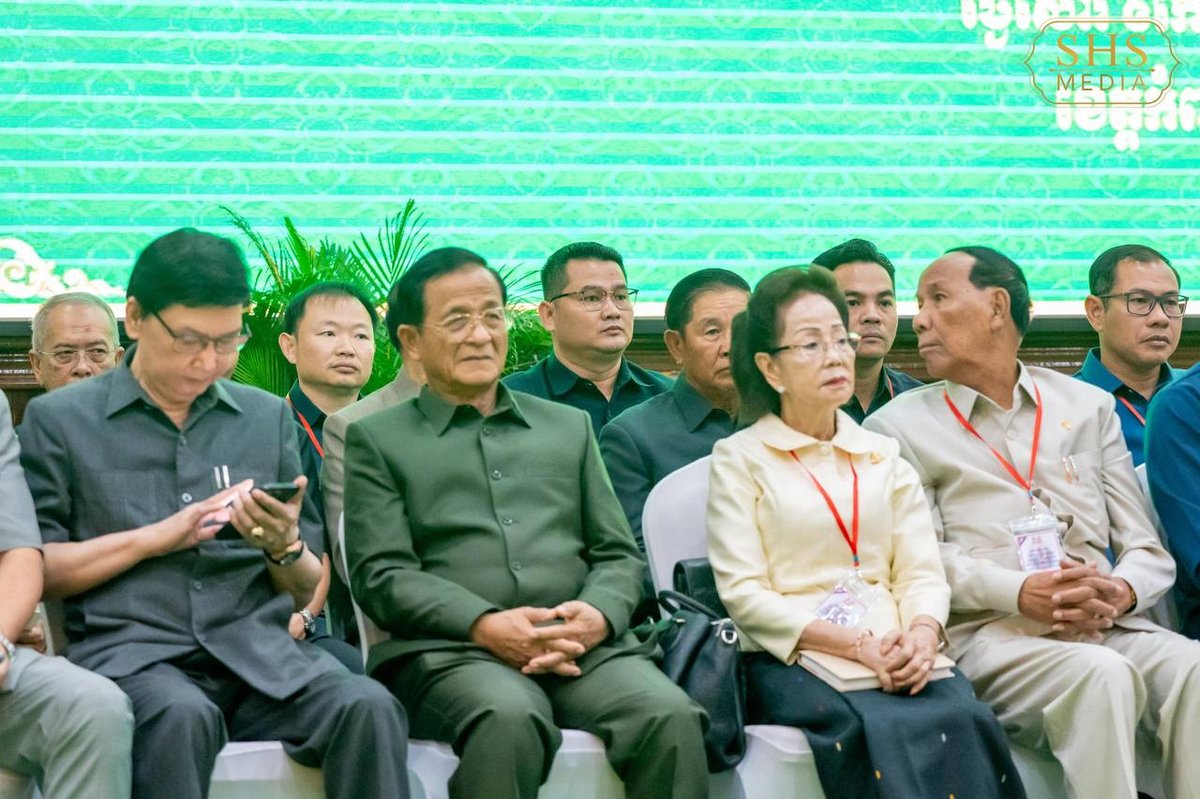 洪森亲王在磅湛省与地方官员举行座谈会