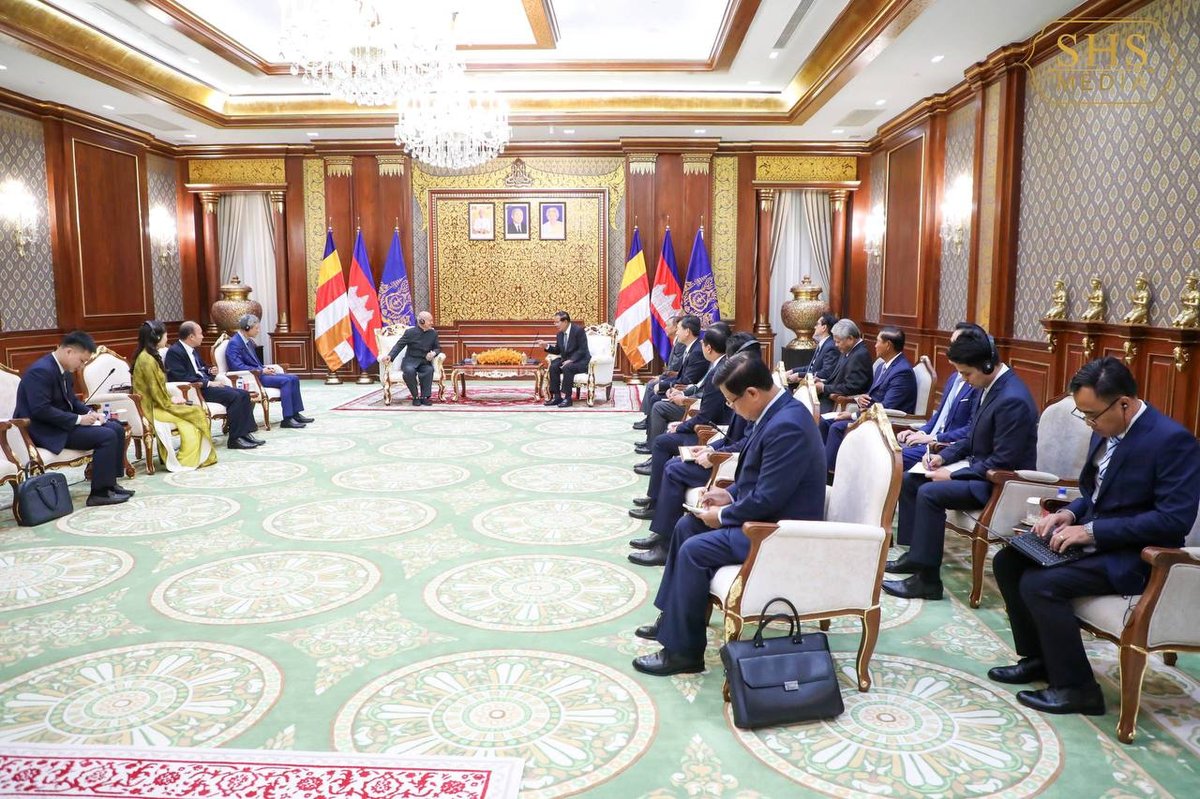 洪森在金边会见越南前国防部长范文茶 巩固双边友好关系