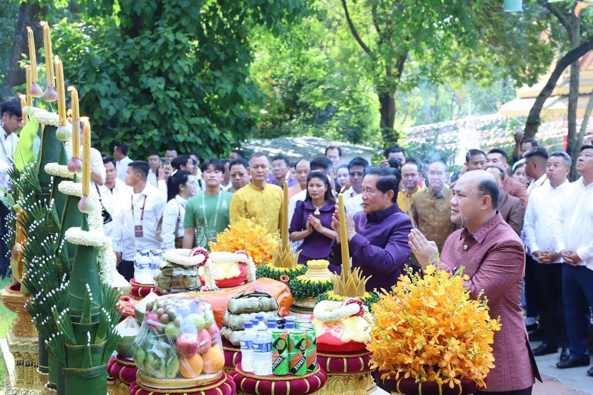 柬埔寨副总理洪玛尼与金边市长坤盛出席塔子山公园新年庆祝典礼