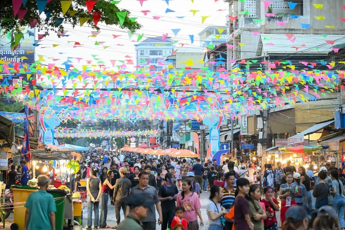 近100万人参与金边宋干节庆祝活动