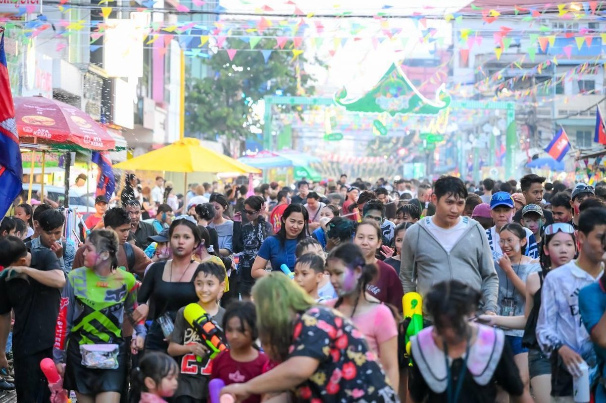 近100万人参与金边宋干节庆祝活动