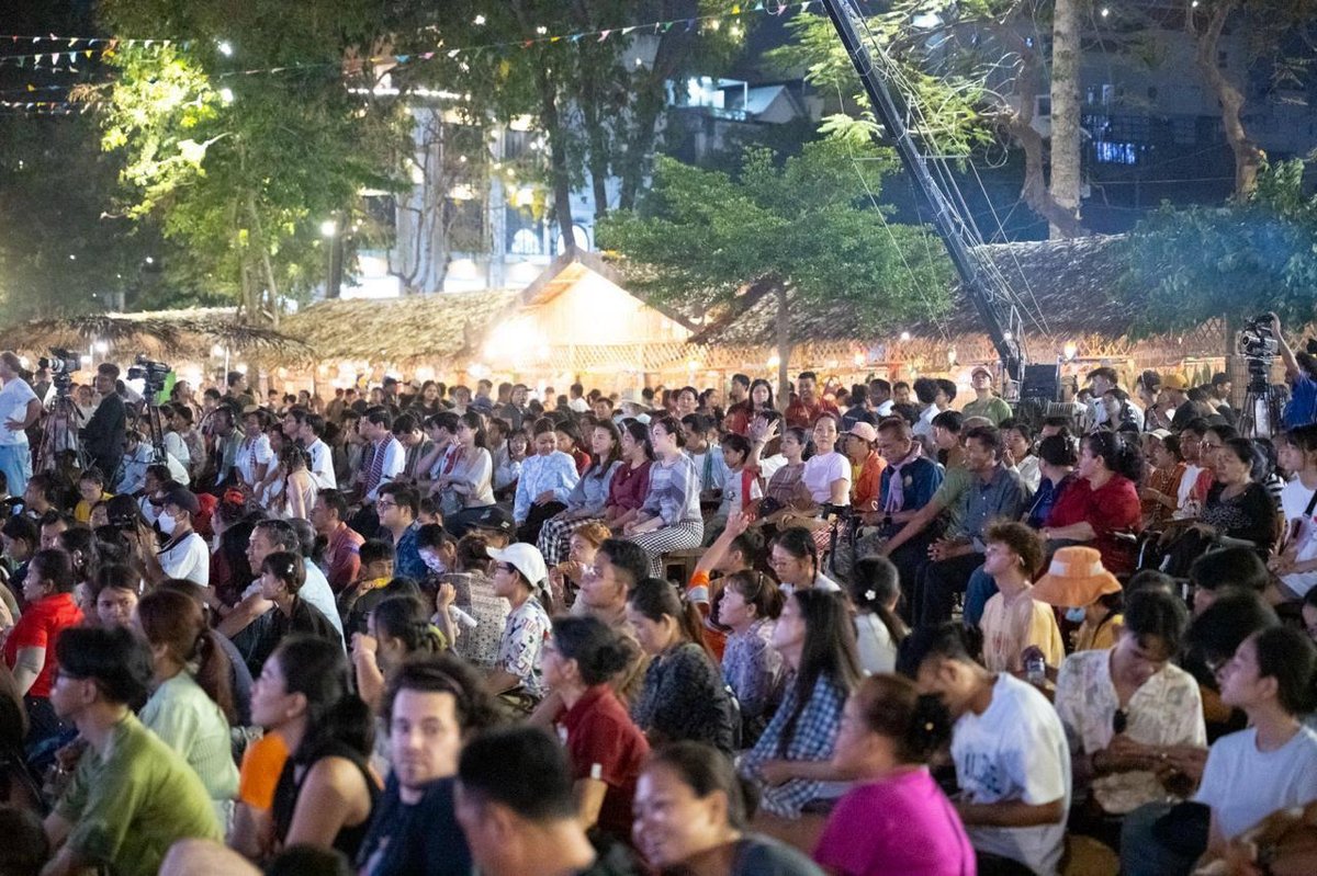 近100万人参与金边宋干节庆祝活动