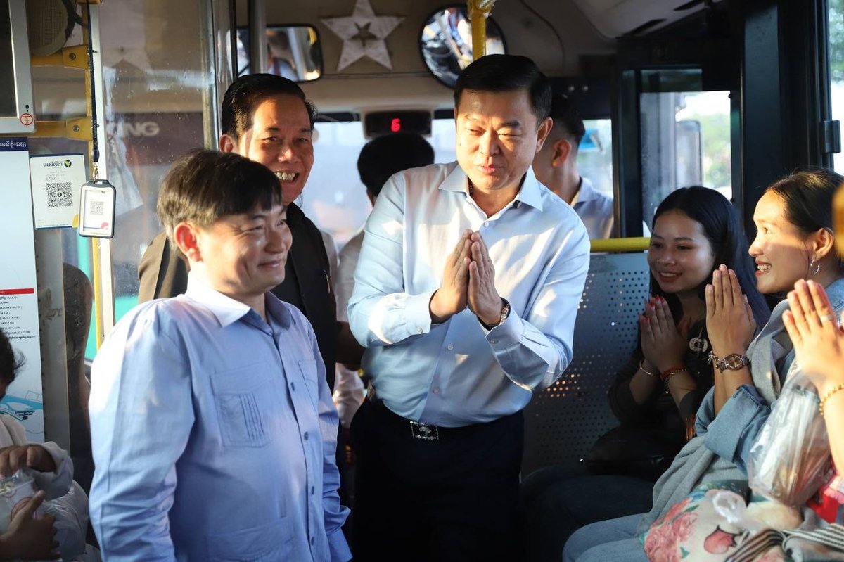 柬埔寨劳工部长与金边市长欢送民众免费返乡过年