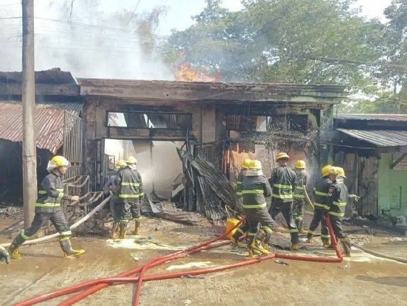 缅甸勃生市发生煤气罐爆炸火灾