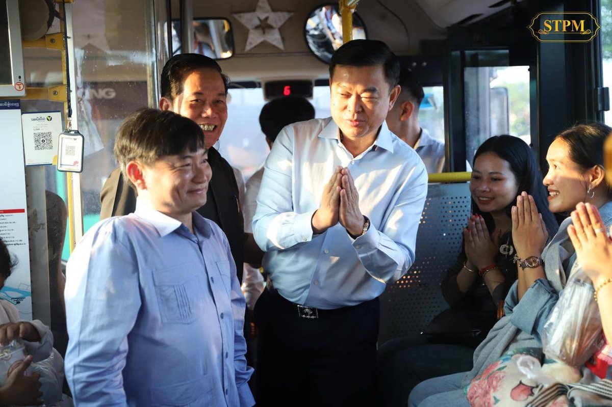 柬埔寨政府为民众提供免费返乡巴士服务