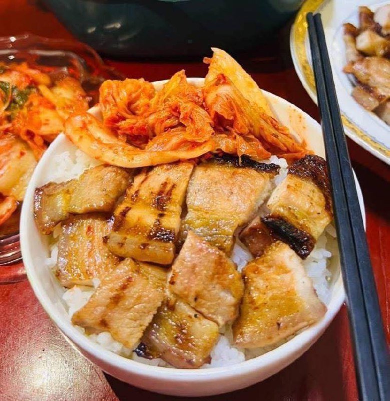 新鲜五花肉片与韩式泡菜销售