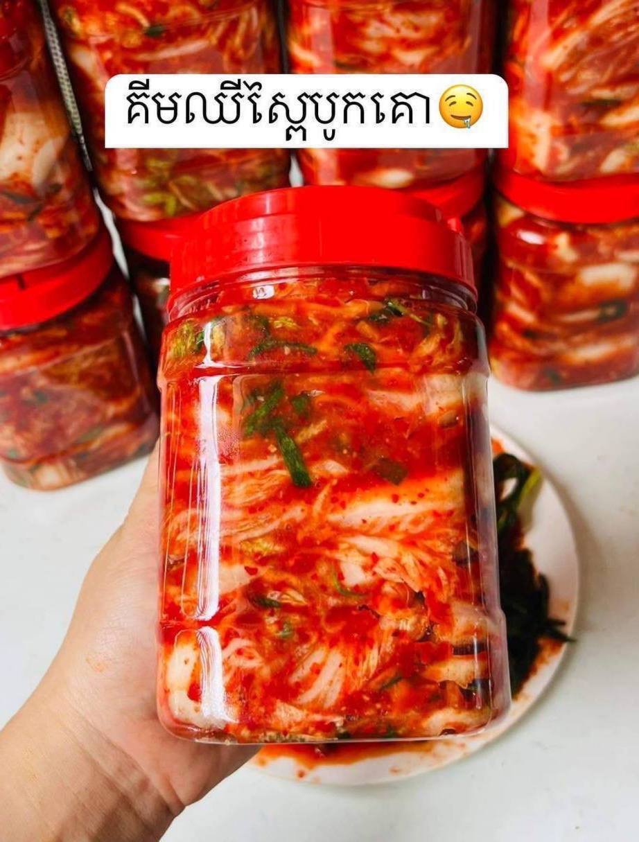 新鲜五花肉片与韩式泡菜销售