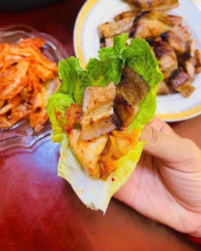 新鲜五花肉片与韩式泡菜销售