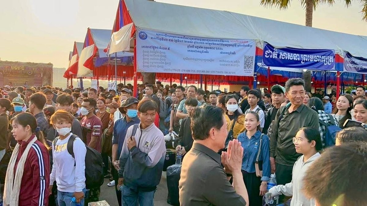 柬埔寨民众乘坐免费公共巴士返乡