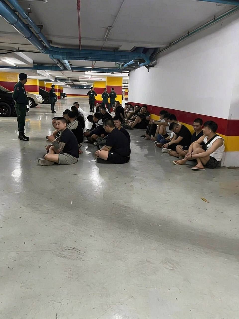 金边警方突袭法国大使馆对面酒店,抓获百余名涉诈外国人
