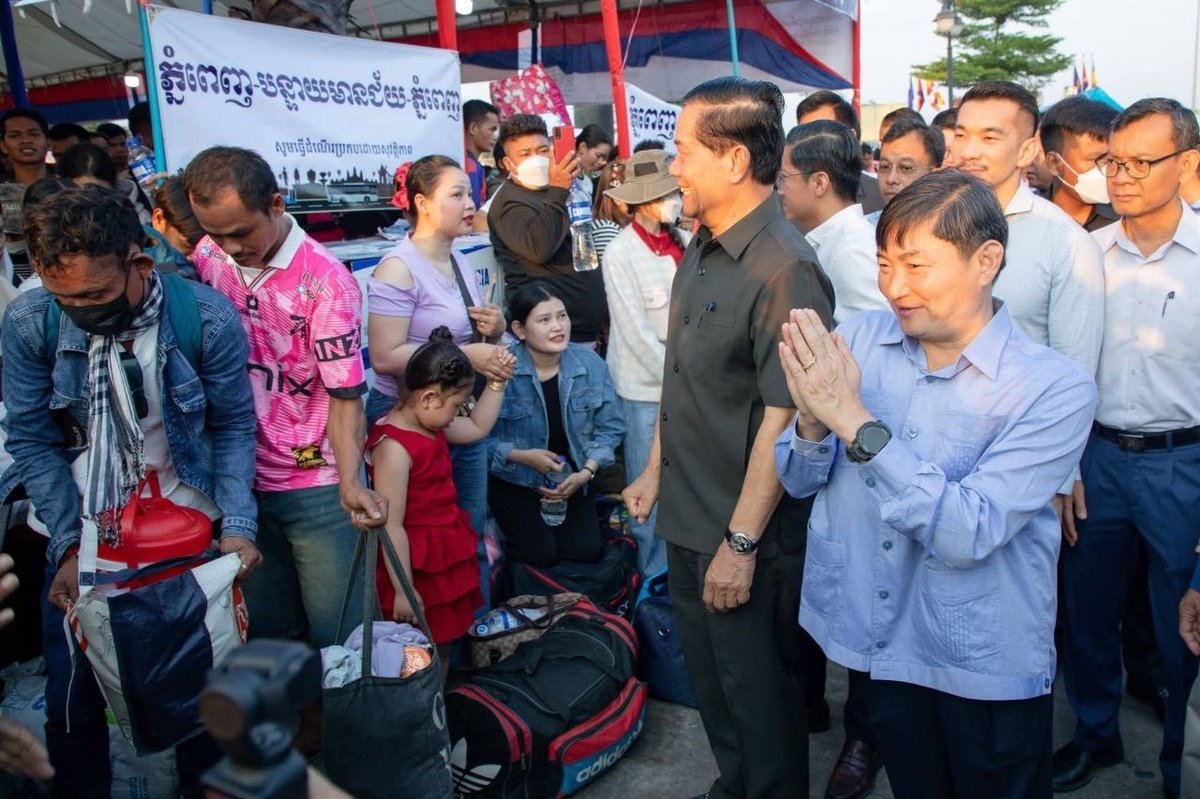 柬埔寨官员欢送民众返乡过节