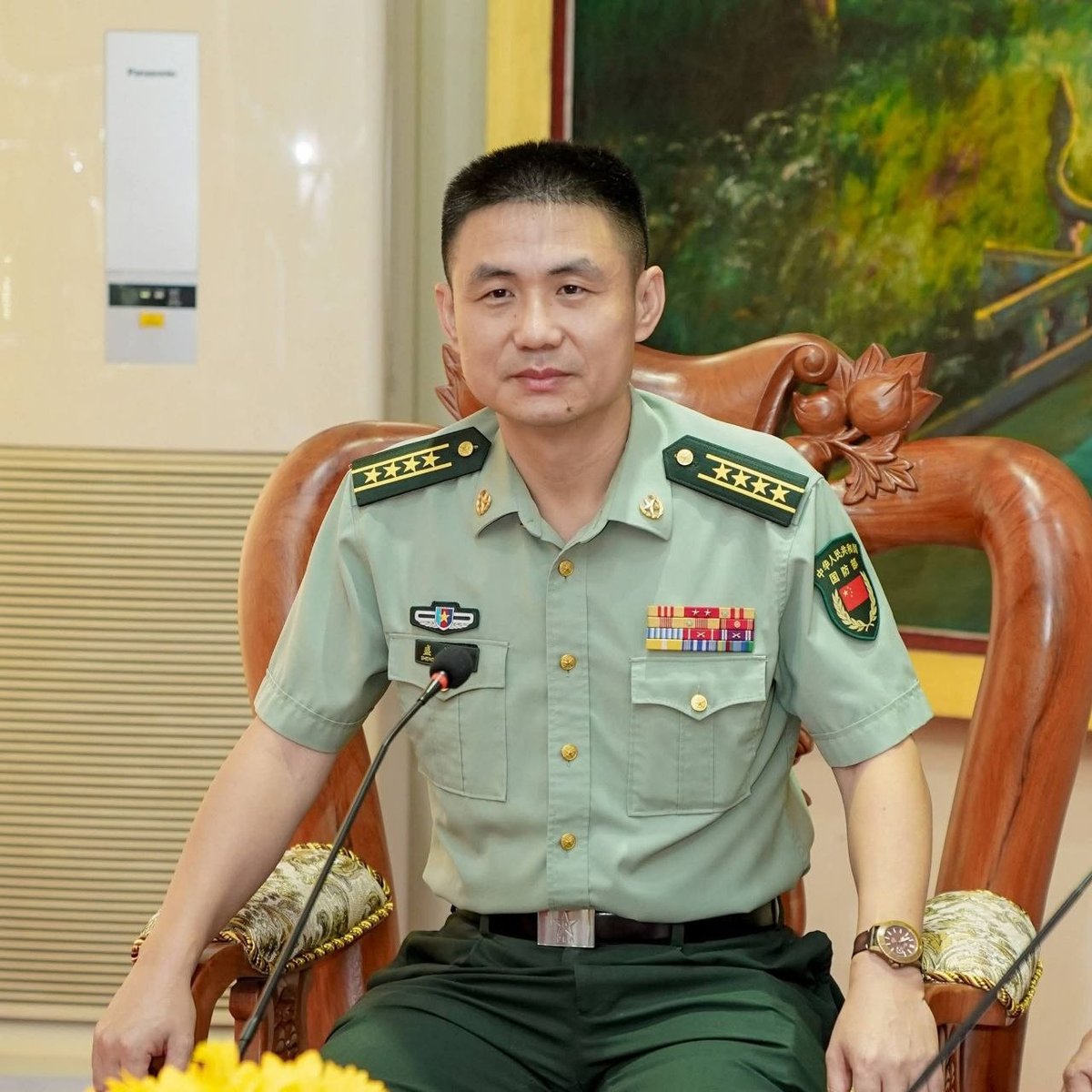 柬埔寨海军司令会见中国驻柬武官