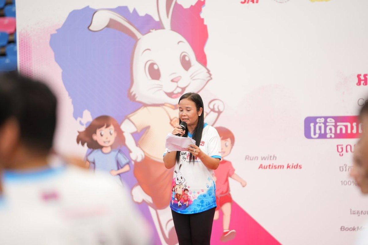 柬埔寨青年联合会主席洪玛尼出席在奥林匹克体育场举办的第三届“Run by Hea