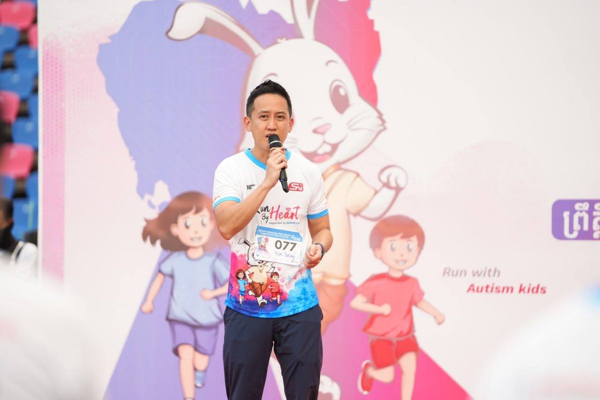柬埔寨青年联合会主席洪玛尼出席在奥林匹克体育场举办的第三届“Run by Hea