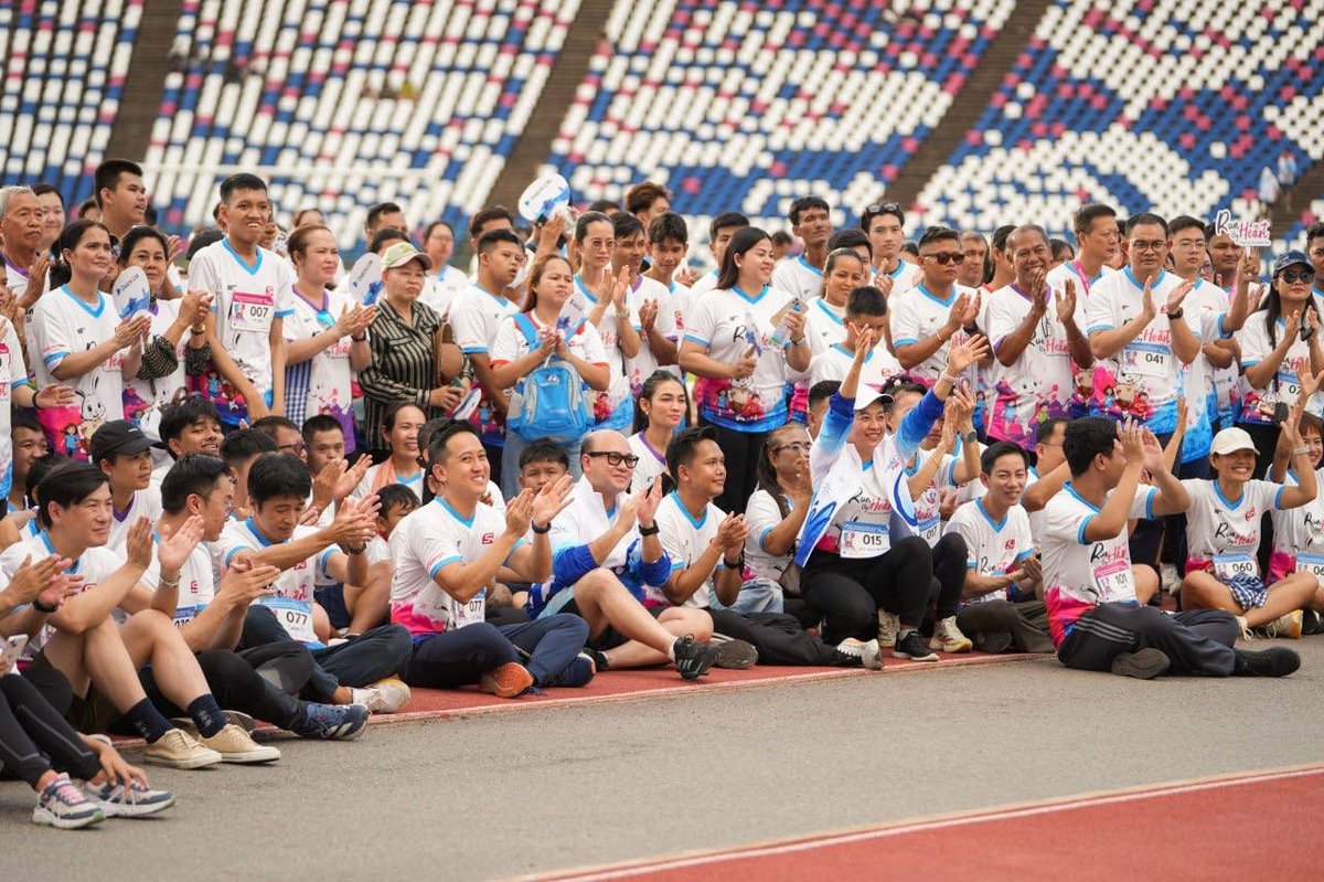 柬埔寨青年联合会主席洪玛尼出席在奥林匹克体育场举办的第三届“Run by Hea