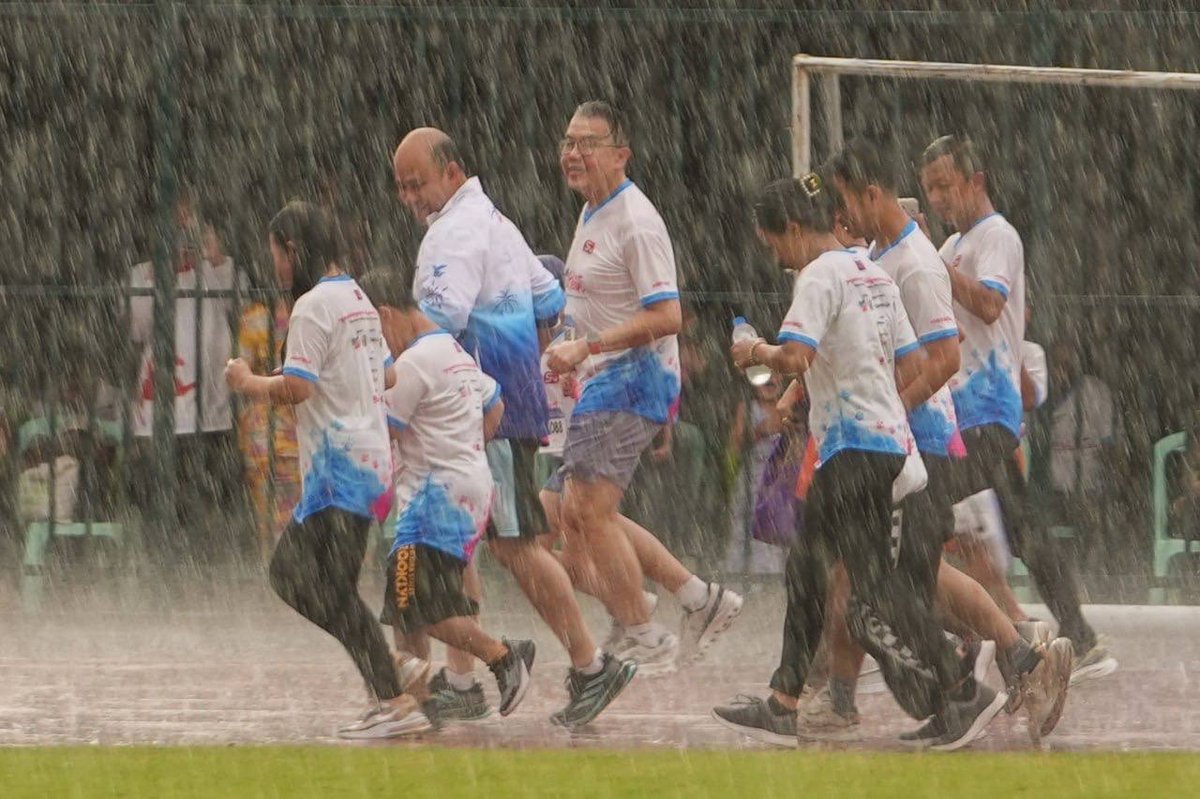 柬埔寨青年联合会主席洪玛尼出席在奥林匹克体育场举办的第三届“Run by Hea