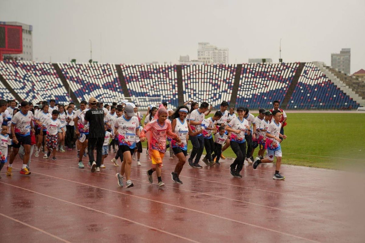 柬埔寨青年联合会主席洪玛尼出席在奥林匹克体育场举办的第三届“Run by Hea