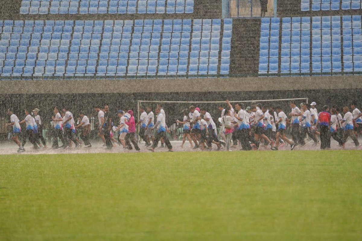 柬埔寨青年联合会主席洪玛尼出席在奥林匹克体育场举办的第三届“Run by Hea