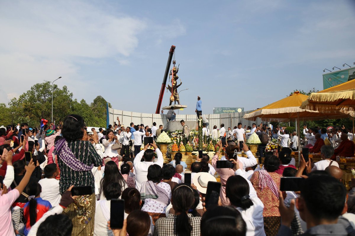 暹粒省毗湿奴骑金翅鸟雕像迁回原址 位于旧机场路环岛