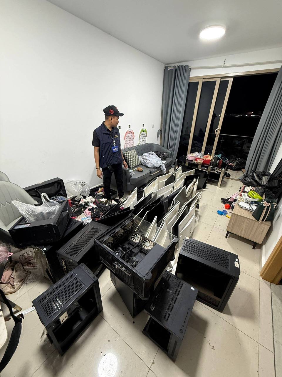 波森芷区突击查处网诈窝点 61人被捕缴获大量设备