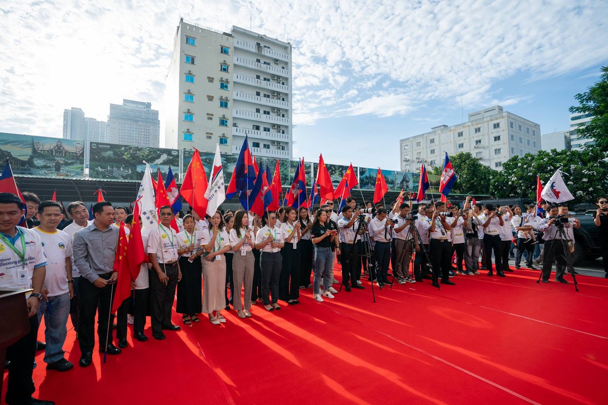柬埔寨旅游部部长主持跨境自驾车队启程仪式,车队将从金边出发,经老挝前往中国云南,