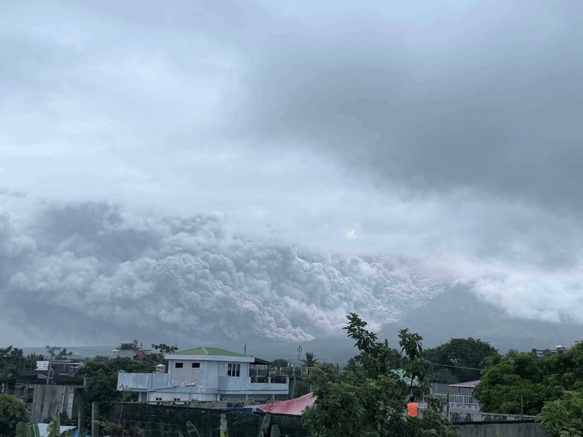 菲律宾马荣火山喷发加剧 碎屑流下滑周边警戒升级
