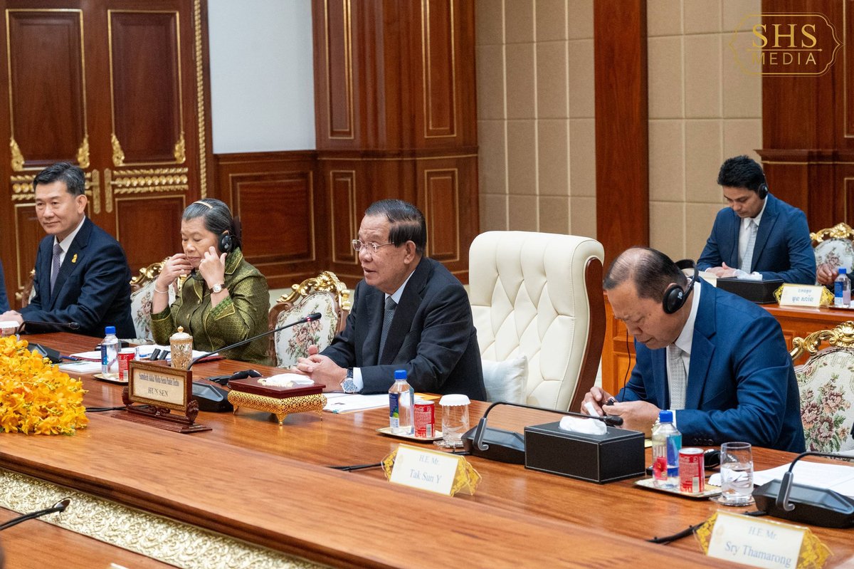 洪森在金边会见越南共产党中央代表团 强化双边合作