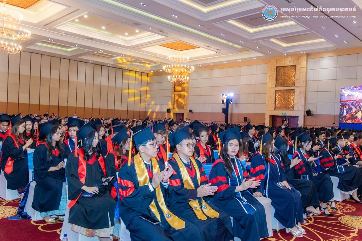 金边美国大学第10届毕业典礼举行 192名学生获颁学位