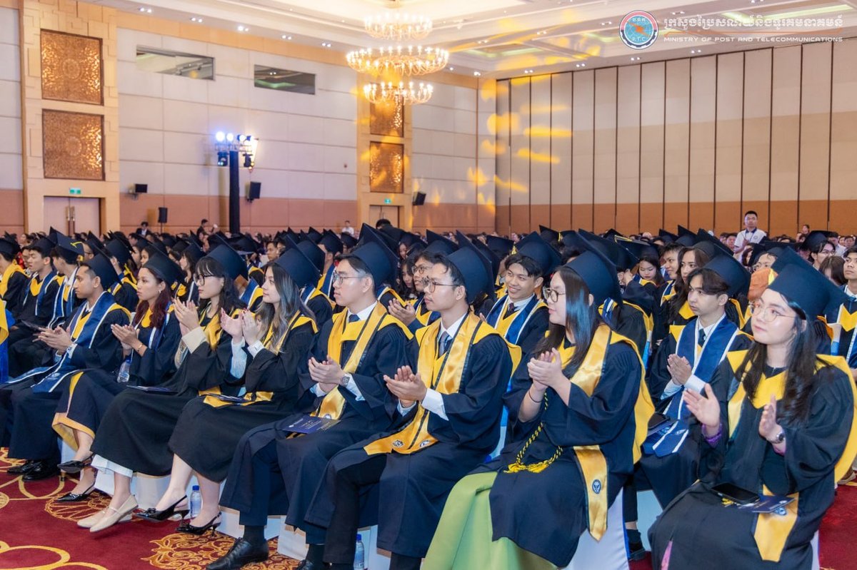 金边美国大学第10届毕业典礼举行 192名学生获颁学位