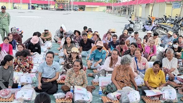 柬埔寨ARM组织向96户流离失所家庭发放紧急救助物资