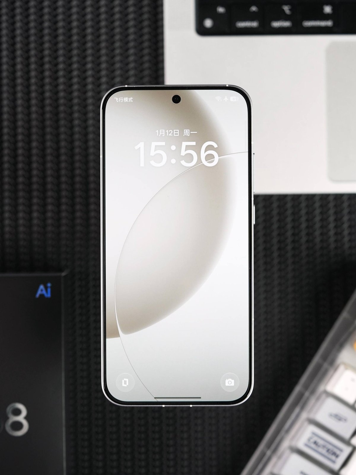 Realme Neo8全新机到货,配置为12GB+256GB,提供白色与黑色可选