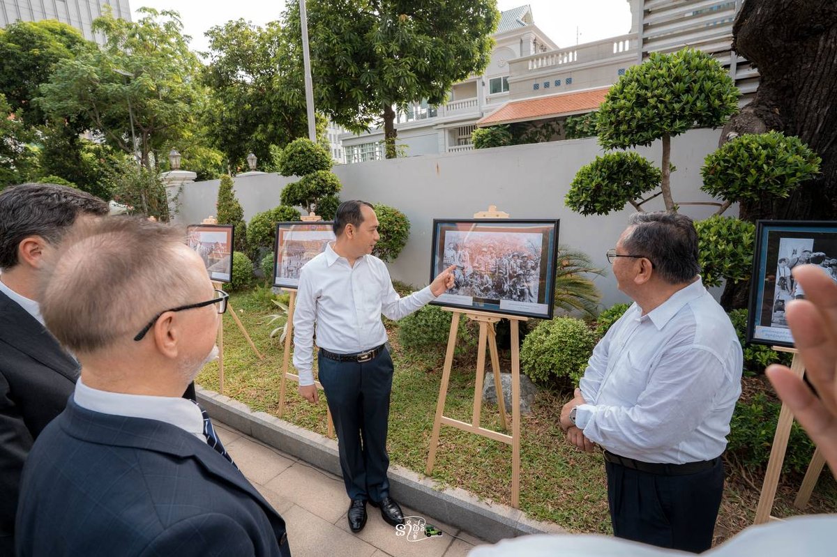 柬埔寨新闻部在新闻胜利公园举办战地摄影展,展出多位国内外记者在战争期间拍摄的珍贵
