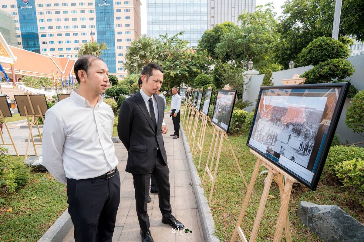 柬埔寨新闻部在新闻胜利公园举办战地摄影展,展出多位国内外记者在战争期间拍摄的珍贵